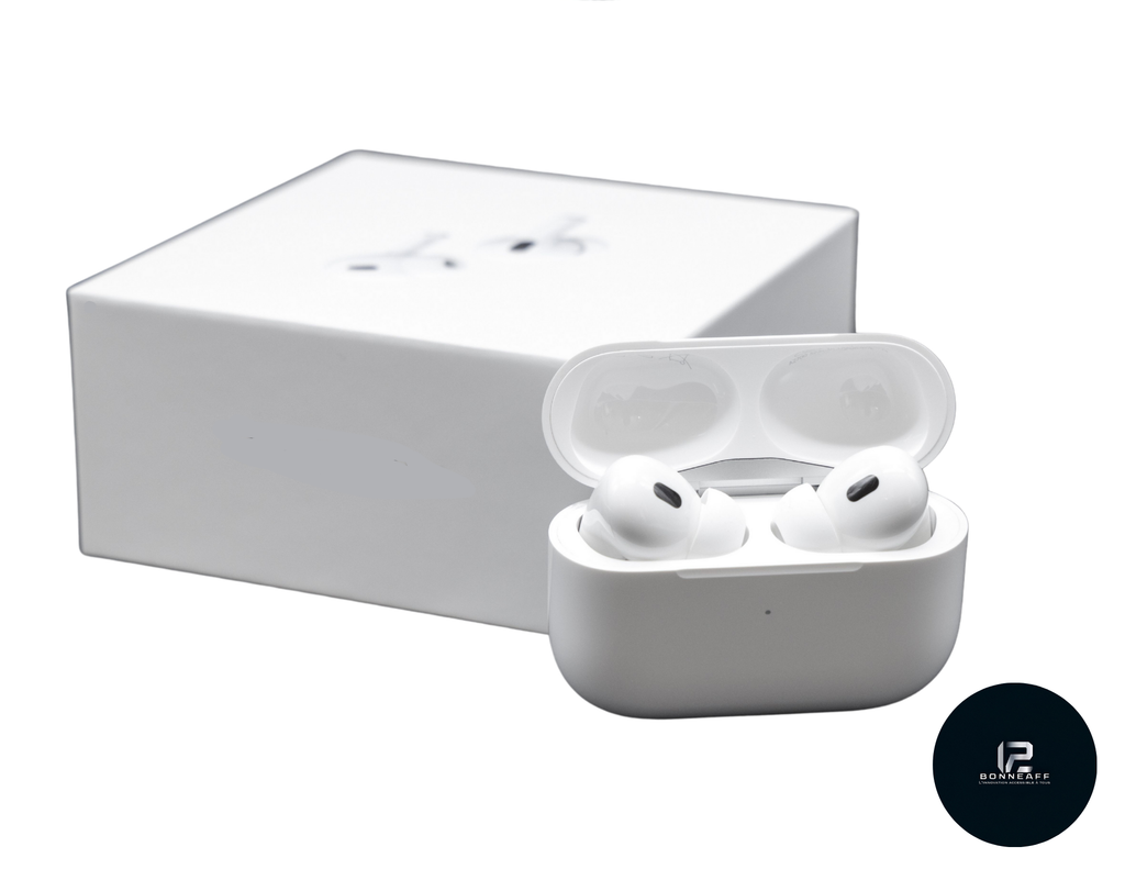 Boite complète en arrière plan et minipods pro 2 ouverte en premier plan 