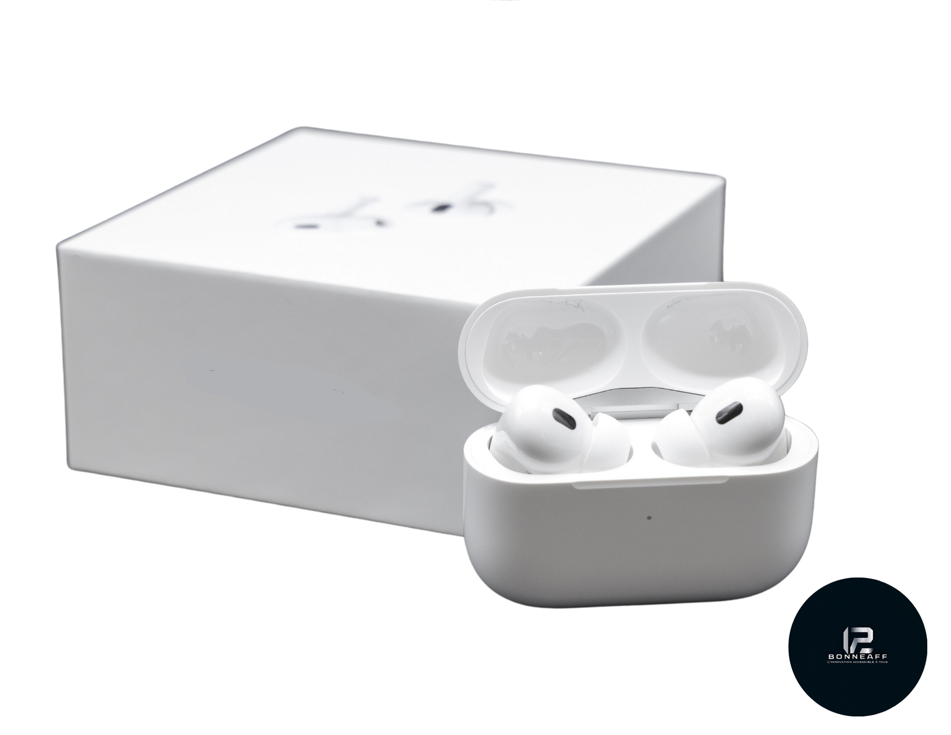 Boite complète en arrière plan et minipods pro 2 ouverte en premier plan 